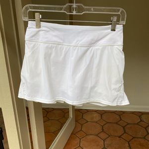 LULULEMON size 2 white skirt